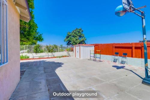 Entire Private 4-Bedroom House w Garage, Big Yard, King Bed, Baby Crib in San Diego, USA