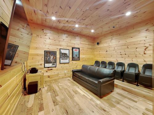 Gatlinburg Escape 5 Bedrooms Hot Tub Arcade Game Room Sleeps 16 - main image