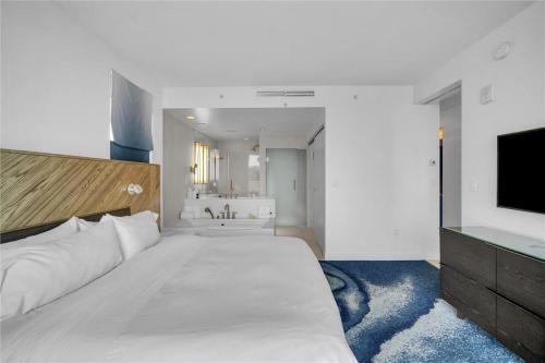 Elegant 1BR Retreat with 5 Star Amenities and Stunning Views in Fort Lauderdale, USA