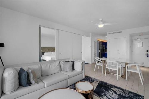 Elegant 1BR Retreat with 5 Star Amenities and Stunning Views in Fort Lauderdale, USA