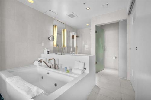 Elegant 1BR Retreat with 5 Star Amenities and Stunning Views in Fort Lauderdale, USA