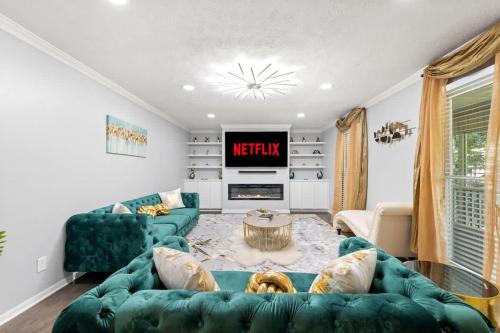 LUXE Pool Table Movie Room Family Fun King in Cleveland, USA