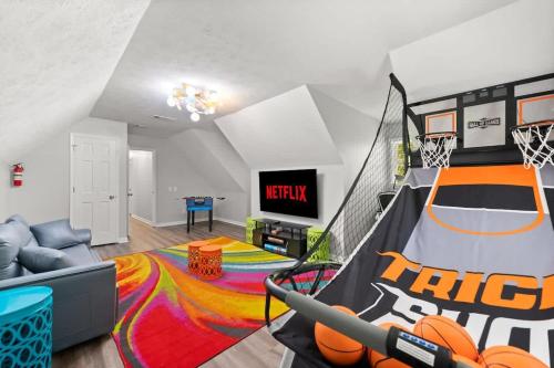 LUXE Pool Table Movie Room Family Fun King in Cleveland, USA