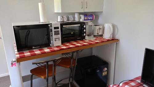 Konyha, Charming Backyard Sleepout in Mosgiel