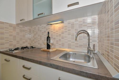 Apartments and rooms by the sea Makarska - 22419 - image 3