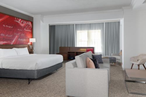 Junior Suite, 1 King, Sofa bed  room in Courtyard by Marriott St. Louis Downtown/Convention Center