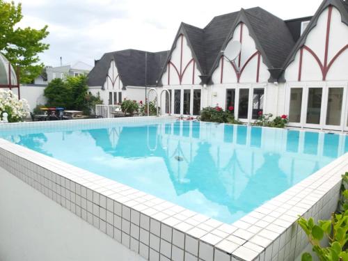 泳池, 卡米洛特教堂廣場酒店 (Camelot Motor Lodge) in 梅裏韋爾