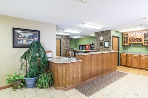 Lobby, Governors Inn a Travelodge by Wyndham in Pierre (SD)