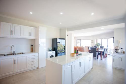 Kyle's Kin Ocean Retreat - 4 Bedrooms