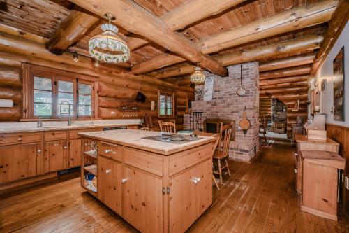 Timber Shores Rustic Waterfront Log Cabin in Pike Bay (ON)