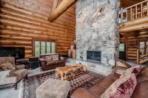 Timber Shores Rustic Waterfront Log Cabin in Pike Bay (ON)