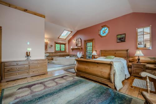 Timber Shores Rustic Waterfront Log Cabin in Pike Bay (ON)
