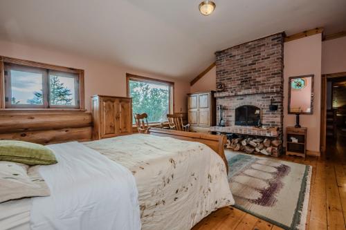 Timber Shores Rustic Waterfront Log Cabin in Pike Bay (ON)
