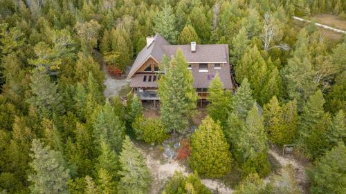 Timber Shores Rustic Waterfront Log Cabin in Pike Bay (ON)