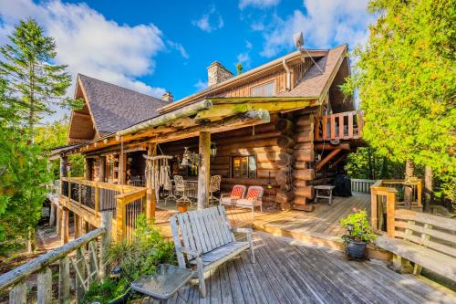 Timber Shores Rustic Waterfront Log Cabin in Pike Bay (ON)