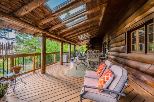 Timber Shores Rustic Waterfront Log Cabin in Pike Bay (ON)