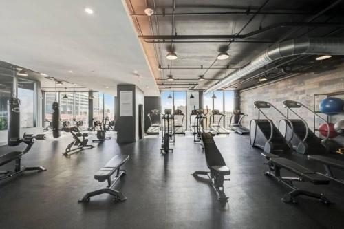 Luxury 2BR 2BA Downtown Apartment Next to Cruise Terminals, Kaseya Center & Bayside in Miami, USA