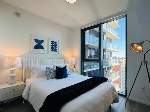 Luxury 2BR 2BA Downtown Apartment Next to Cruise Terminals, Kaseya Center & Bayside in Miami, USA