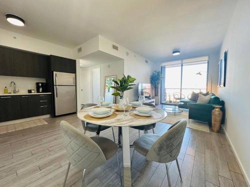 Luxury 2BR 2BA Downtown Apartment Next to Cruise Terminals, Kaseya Center & Bayside in Miami, USA