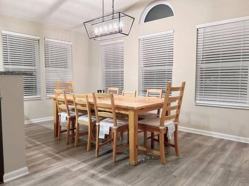 Spacious 4BR Home - Spooky Nook Miami University in Hamilton, USA