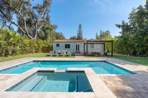 Exquisite 3 BR Villa PoolJacuzziMiniGolf in Miami, USA