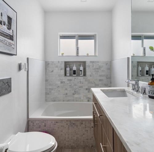 Exquisite 3 BR Villa PoolJacuzziMiniGolf in Miami, USA