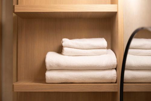 Standard Twin Room image 9