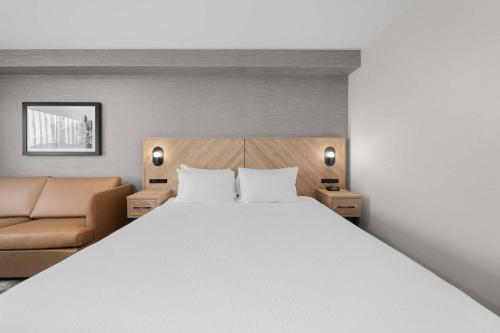 Sandman Hotel Calgary Airport - image 2