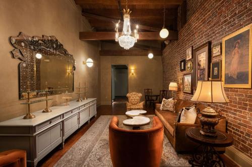 620487284 Hotel Cleo, Knoxville Downtown, a Tribute Portfolio Hotel
