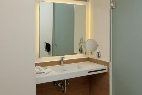 Standard Queen Room image 6