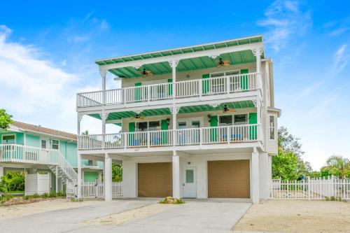 Salty Pirate - NEW Luxury Canal Front Home wWater View PoolSpa Bikes Kayaks Toys in Anna Maria, USA