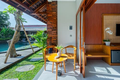 Deluxe Room with Pool View image 10