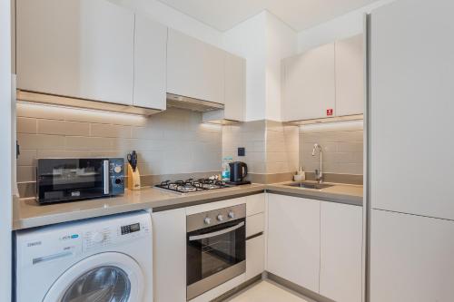 STAY BY LATINEM Luxury 1BR Holiday Home CV B207 near Burj Khalifa, Дубай (фото 8)