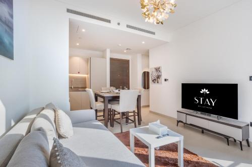 STAY BY LATINEM Luxury 1BR Holiday Home CV B207 near Burj Khalifa, Дубай (фото 4)