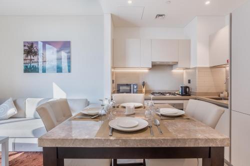STAY BY LATINEM Luxury 1BR Holiday Home CV B207 near Burj Khalifa, Дубай (фото 7)