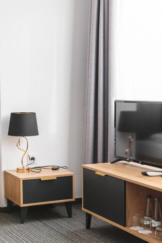 1 twin bed, 1 sofa bed
