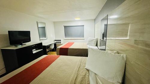 Queen Room with Two Queen Beds image 3