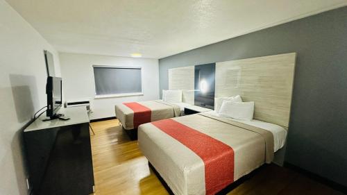 Queen Room with Two Queen Beds image 5