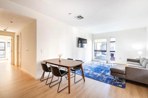 Luxurious 2BR Hollywood Condo in Los Angeles, USA