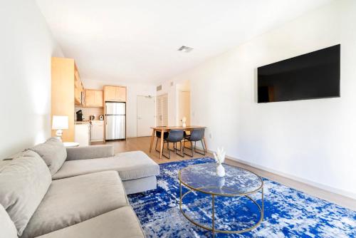 Luxurious 2BR Hollywood Condo in Los Angeles, USA