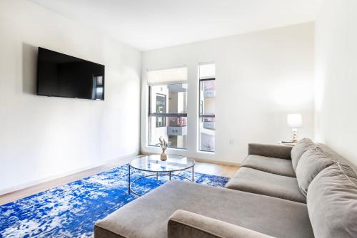 Luxurious 2BR Hollywood Condo in Los Angeles, USA