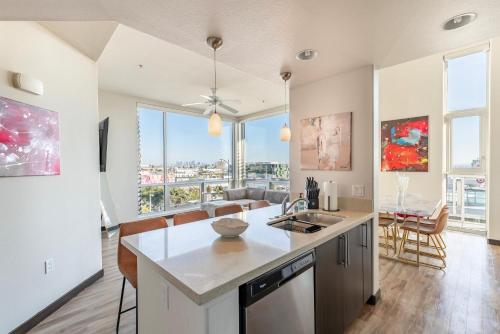Penthouse 2BR with Jetliner Views in West Hollywood in Los Angeles, USA