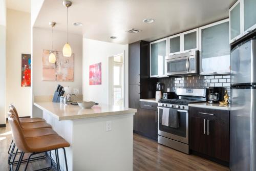 Penthouse 2BR with Jetliner Views in West Hollywood in Los Angeles, USA