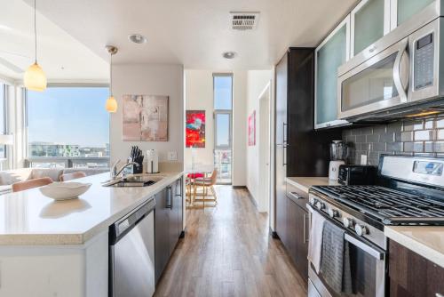 Penthouse 2BR with Jetliner Views in West Hollywood in Los Angeles, USA