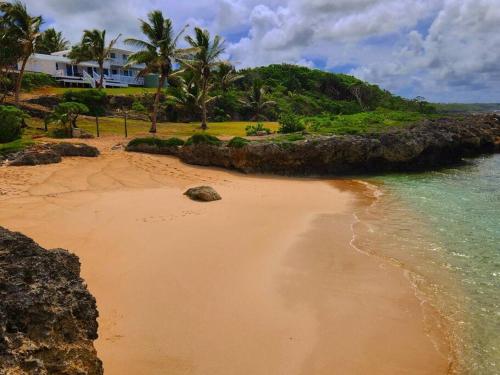 Secret Cove Beach House in Ha‘alalo