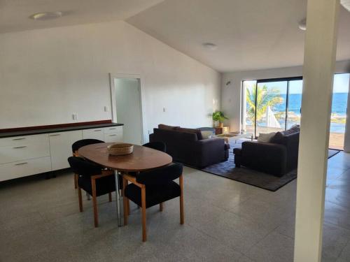 Secret Cove Beach House in Ha‘alalo