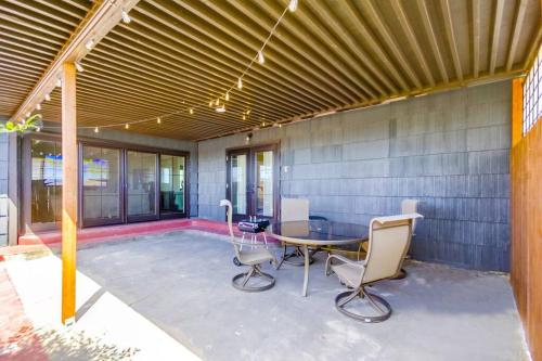 Entire Modern 3-Bedroom Home w Gated Yard in San Diego, USA