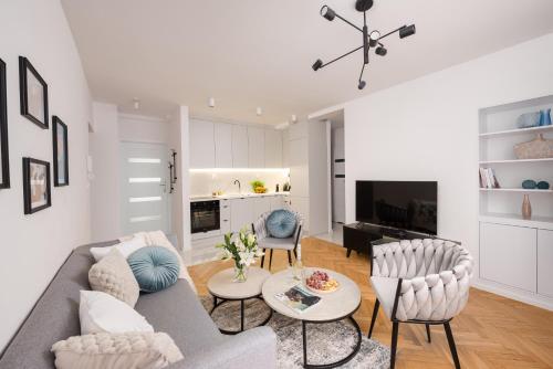 Pulawska Residence Mokotów 2-bedroom & living room, balcony & free parking on site, Varšava