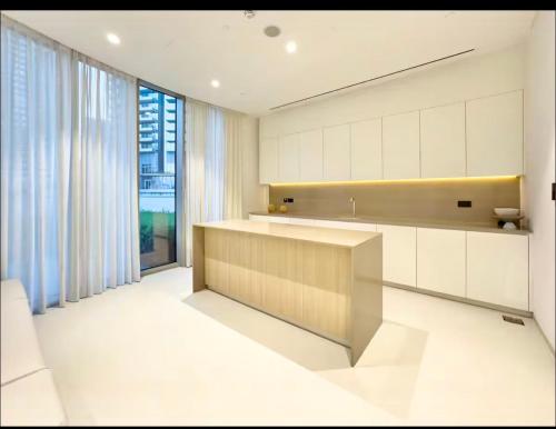 New 2 Bedroom apartment overlooking Burj Khalifa and fountain view in downtown, Дубай (фото 6)