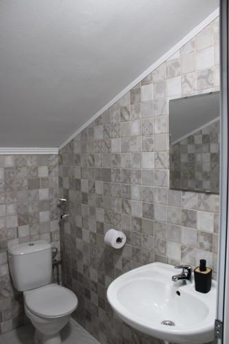 One-Bedroom Apartment with View image 8